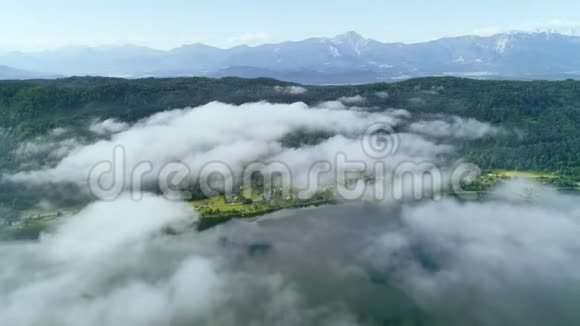 云在高山湖上翻滚视频的预览图