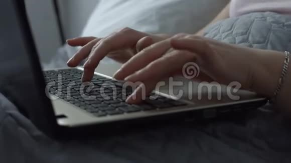 女性在床上用手提电脑键盘打字视频的预览图