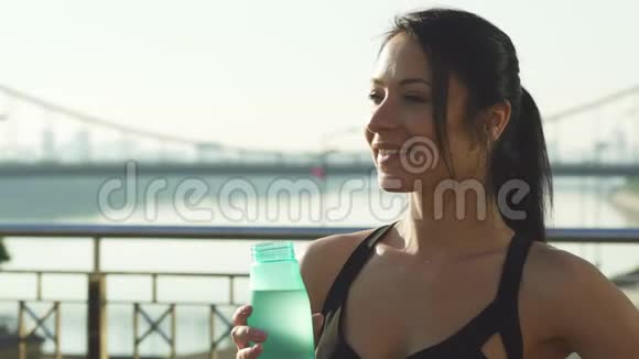 近距离拍摄一位在户外享受饮用水的美女视频的预览图