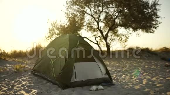 日落或日出时在岛上海滩上的帐篷营地视频的预览图