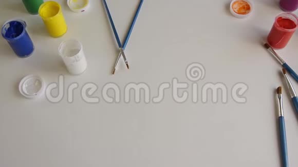 白色背景上的油漆刷艺术概念视频的预览图