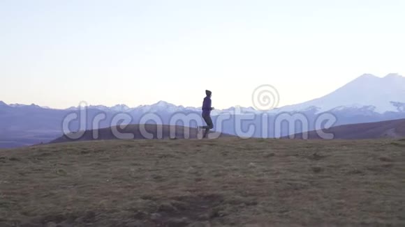 在美丽的山上跑着一个年轻的女人慢悠悠视频的预览图