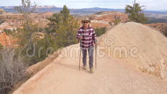 美国犹他州布莱斯峡谷的徒步旅行者金发成熟女人视频的预览图
