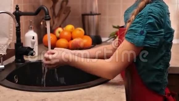 小女孩洗衣服吃苹果视频的预览图