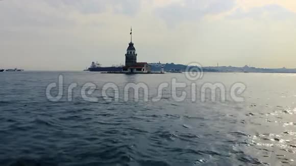 少女的塔楼上有渡船和旧城伊斯坦布尔土耳其视频的预览图