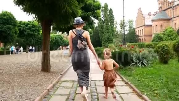 妈妈带着女儿走在老镇街视频的预览图