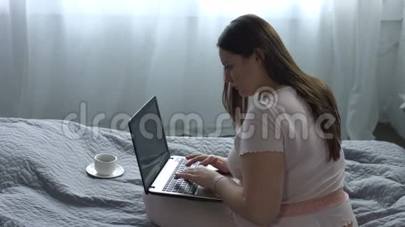在床上使用笔记本电脑的免费女性视频的预览图