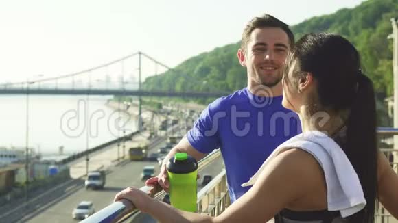 可爱的运动情侣在城市晨练后放松视频的预览图
