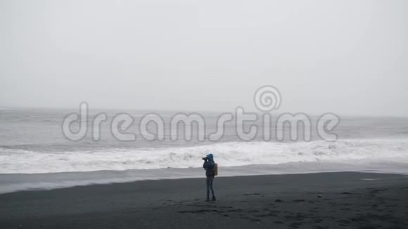 旅行者拍一张暴风雨的海洋照片视频的预览图