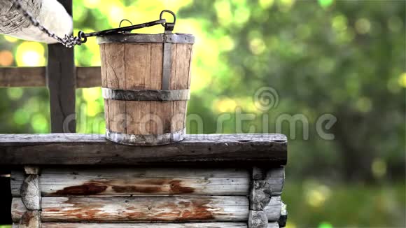 木制桶装在乡村传统喷泉上来自大自然的纯净水视频的预览图