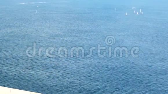 在距离西班牙海岸的帆船和水上滑板车从邮轮的董事会看视频的预览图