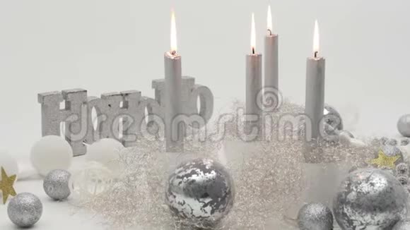 四支银烛在节日装饰中燃烧的时间流逝视频的预览图
