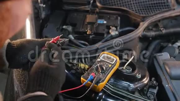 汽车服务厚机修工检查电压视频的预览图