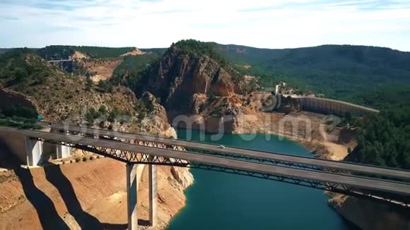 西班牙高地美丽的公路高架桥和大坝的鸟瞰图视频的预览图