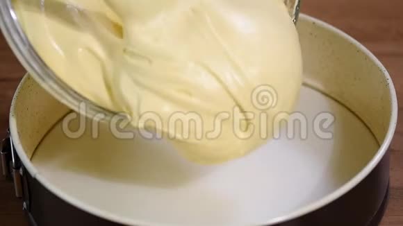 女厨师倒香草海绵饼面糊视频的预览图