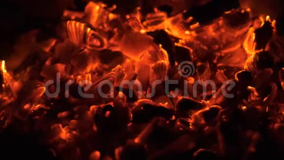 燃烧的煤烤架里的木炭视频的预览图
