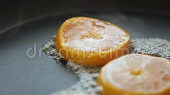 焦糖橙片为巧克力慕斯与橙色果冻视频的预览图