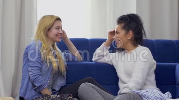 两个漂亮的女朋友在家购物后谈笑风生视频的预览图