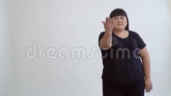 精力充沛的亚洲快乐脂肪在白色背景上跳舞视频的预览图