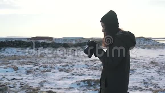 旅行女孩在冰岛冬天拍照视频的预览图