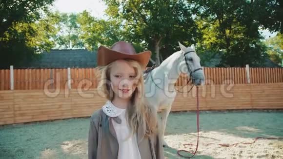 快乐女孩在马区散步和摆姿势4K视频的预览图