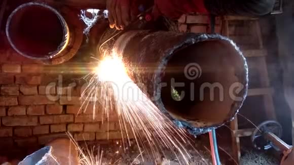 在工作的焊工丙烷氧气切金属视频的预览图