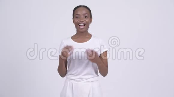 快乐年轻美丽的非洲女人视频的预览图
