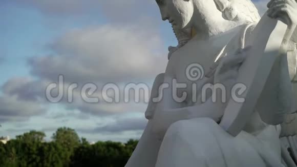 白色天使雕像视频的预览图