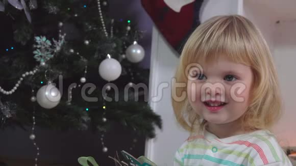 圣诞节早晨小女孩微笑着视频的预览图