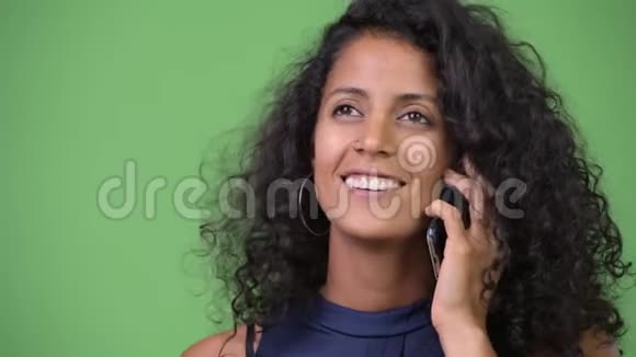 年轻漂亮的西班牙女商人在打电话视频的预览图