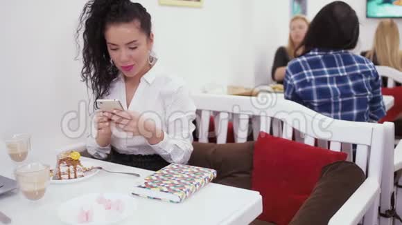 美丽的白种人深黑的女人读书在咖啡馆里享受孤独视频的预览图