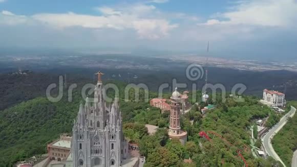 巴塞罗那提比达博山顶上的圣公会教堂视频的预览图