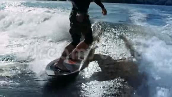 一个人在河上冲浪滑雪运动极端生活方式视频的预览图