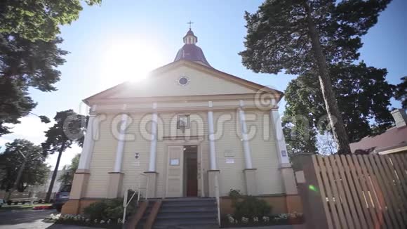 拉脱维亚尤尔马拉市阳光下的东正教教堂视频的预览图