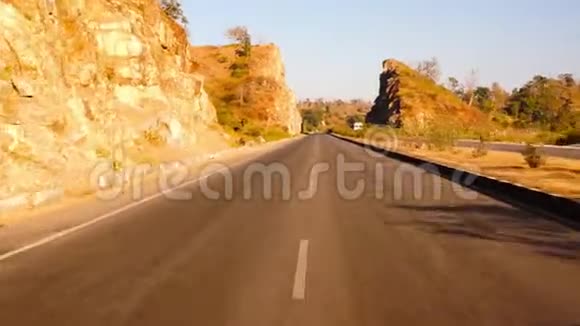 从一辆高速汽车在山山之间拍摄的视角视频的预览图