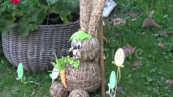 花园和后院的复活节装饰复活节快乐视频的预览图