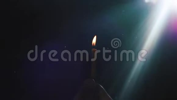 东正教基督教教堂人们在朝阳的光线下点燃蜡烛把它吹走视频的预览图