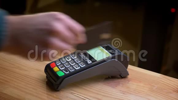 室内办公场所信用卡支付终端的特写镜头视频的预览图