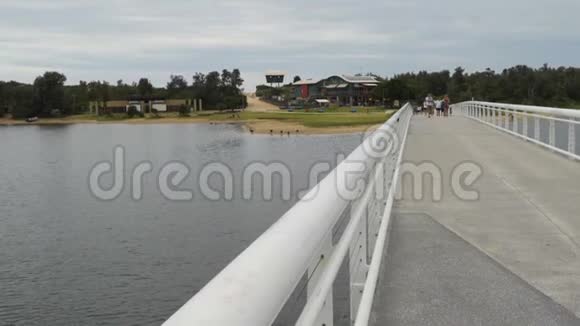 澳大利亚海滩和城市之间的湖泊入口桥视频的预览图