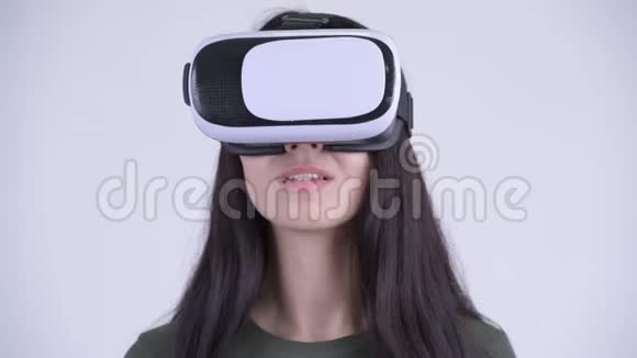 使用虚拟现实耳机的年轻美女脸视频的预览图