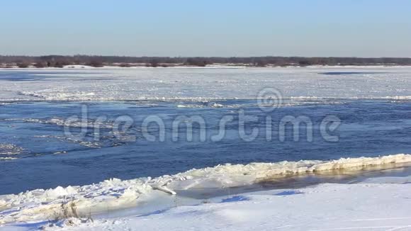 由于伏尔加河上的强流冻结很难发生视频的预览图
