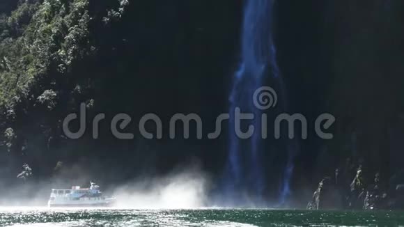 在米尔福德的声音中船帆进入了斯特林瀑布的浪花中视频的预览图