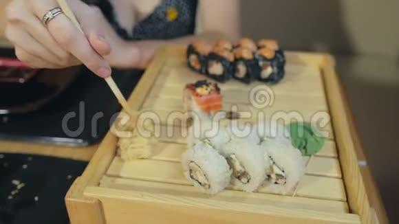 用筷子夹食腌姜的女性手视频的预览图