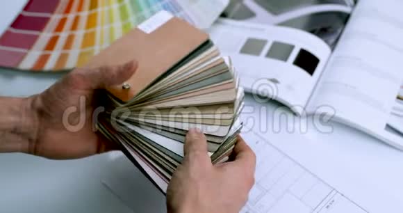 室内设计师从样品调色板中选择家具材料视频的预览图