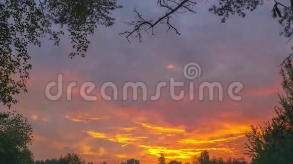 彩色日落在天空上视频的预览图