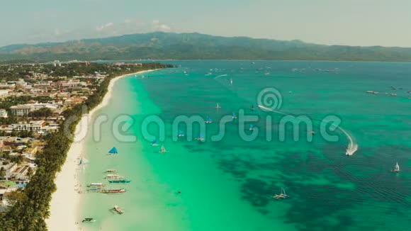 多艘旅游船靠近长滩岛菲律宾的海景在阳光明媚的天气从上面看视频的预览图