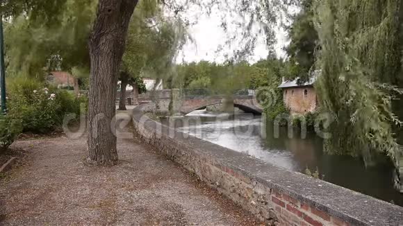 法国诺曼底Broglie的河流桥梁和公园视频的预览图