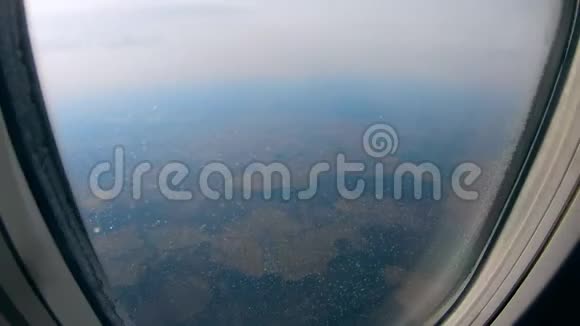 飞机上的一扇窗户可以看到陆地上的景色视频的预览图