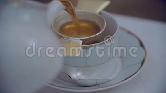 浇茶的特写视频的预览图