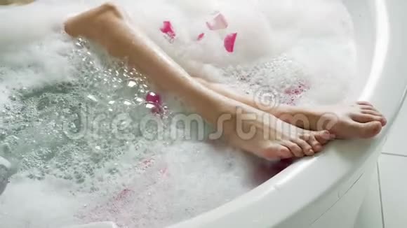 圆形泡泡浴是女孩视频的预览图